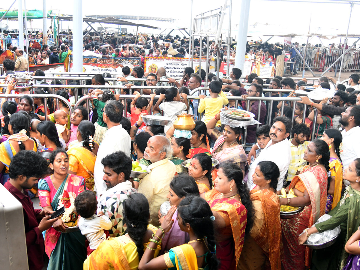 Vijayawada Grandeur Ashadam Sare At Indrakeeladri Temple12