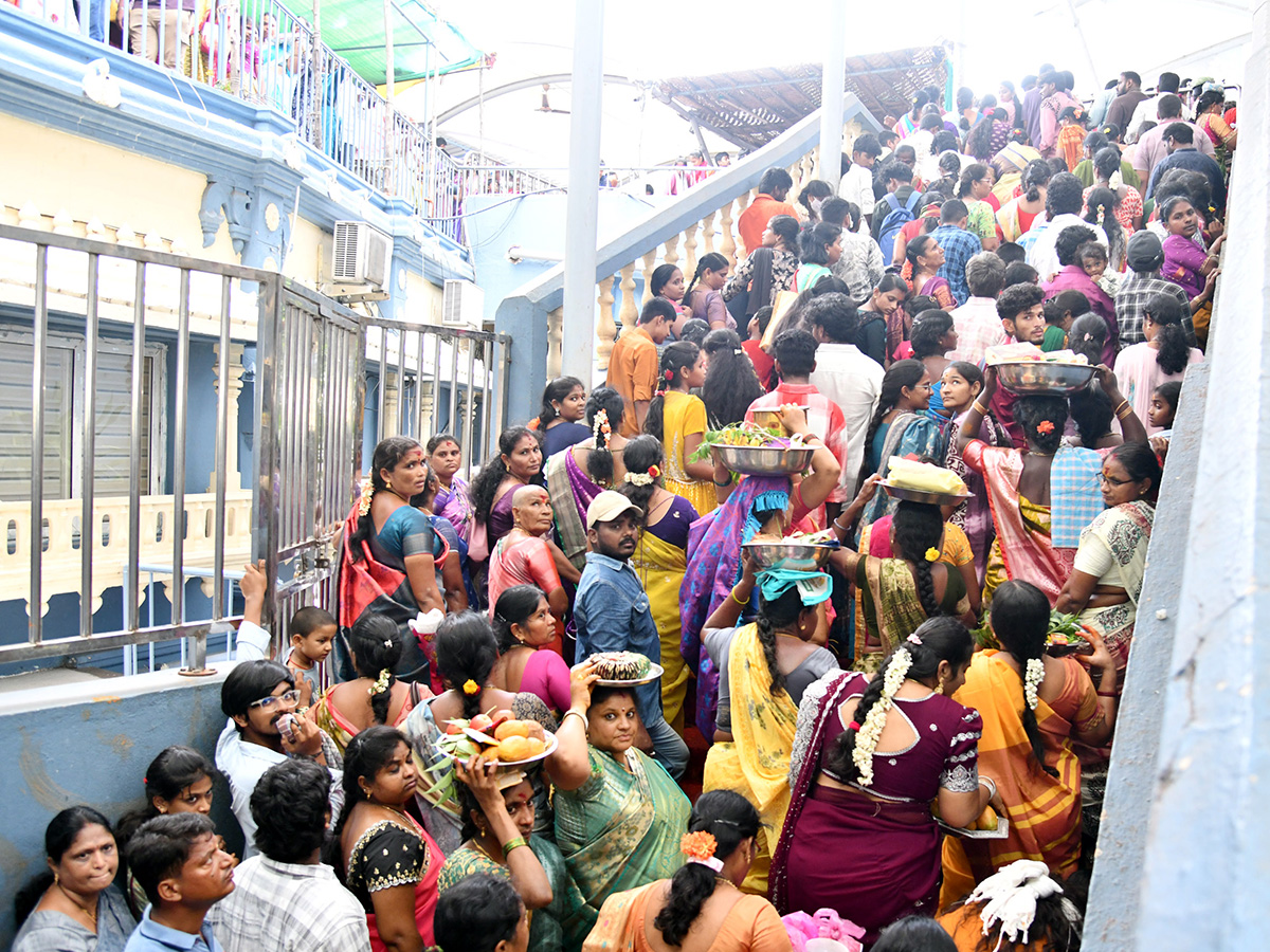 Vijayawada Grandeur Ashadam Sare At Indrakeeladri Temple14