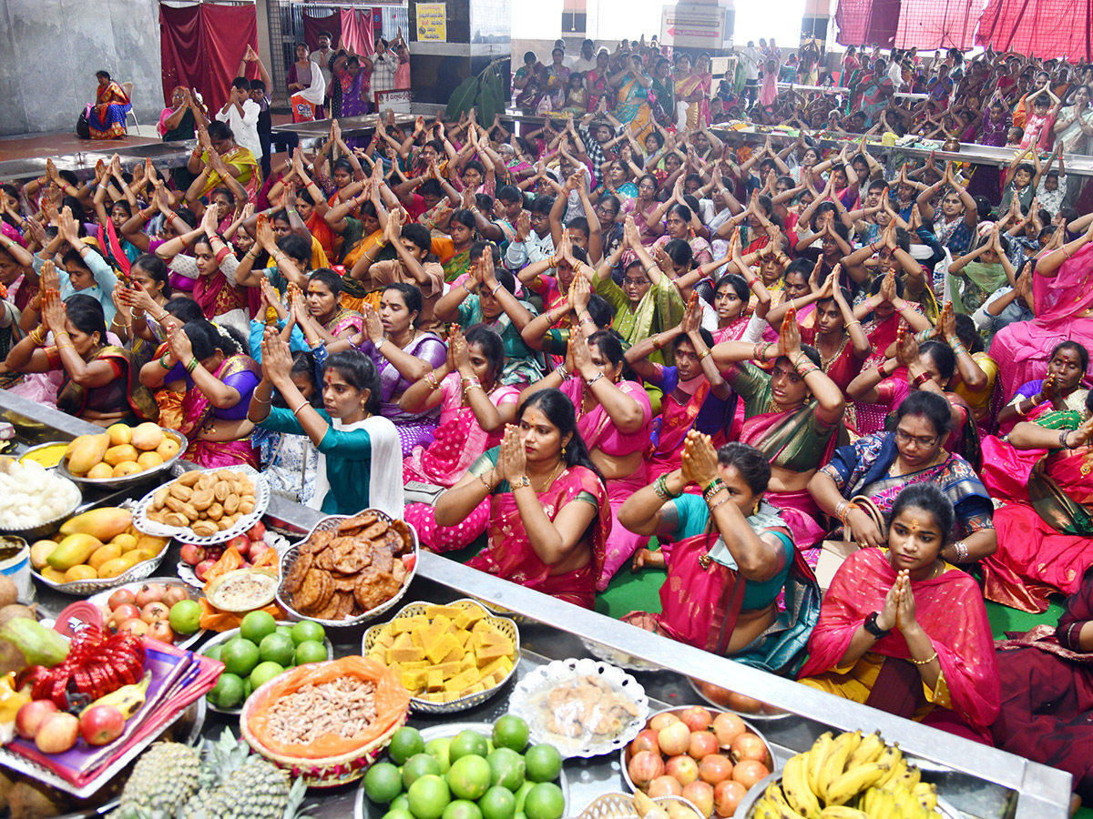 Vijayawada Grandeur Ashadam Sare At Indrakeeladri Temple2