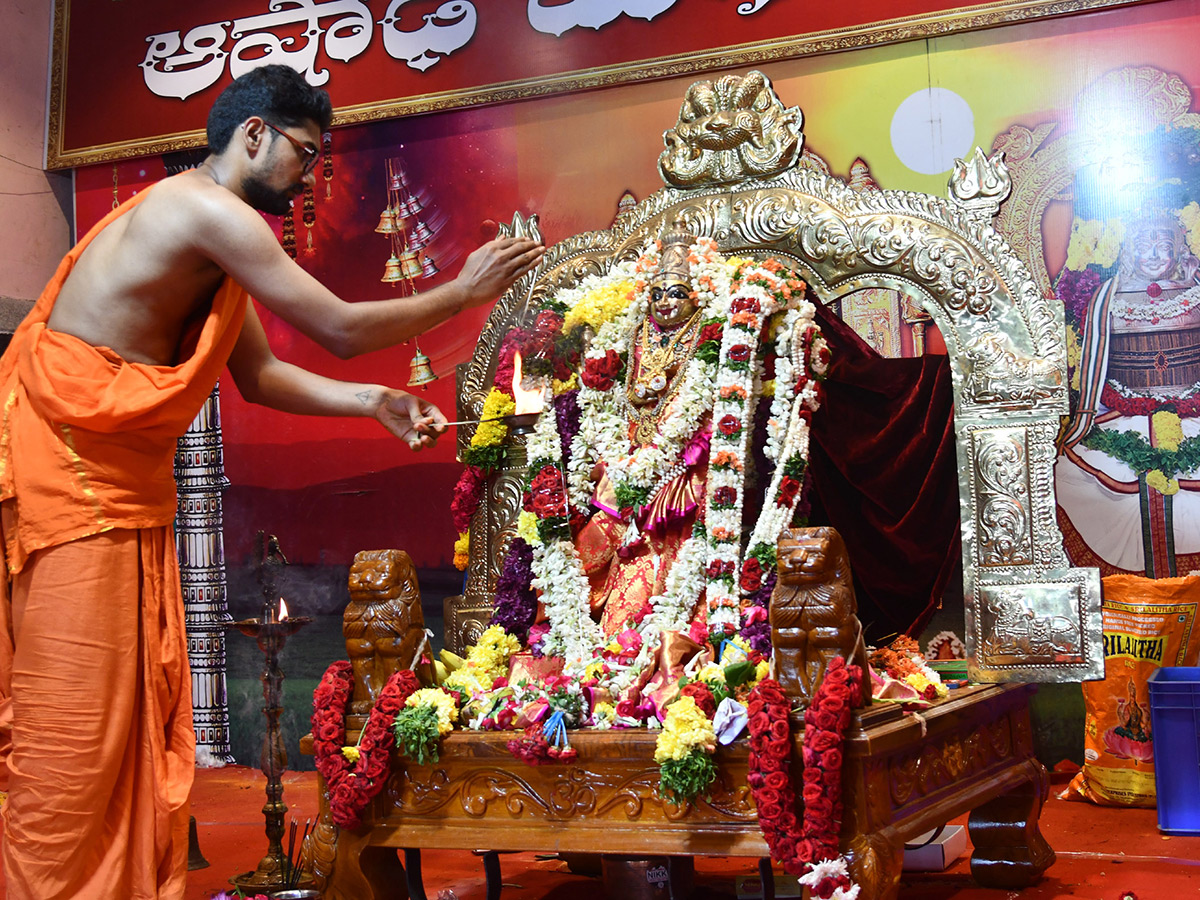 Vijayawada Grandeur Ashadam Sare At Indrakeeladri Temple3