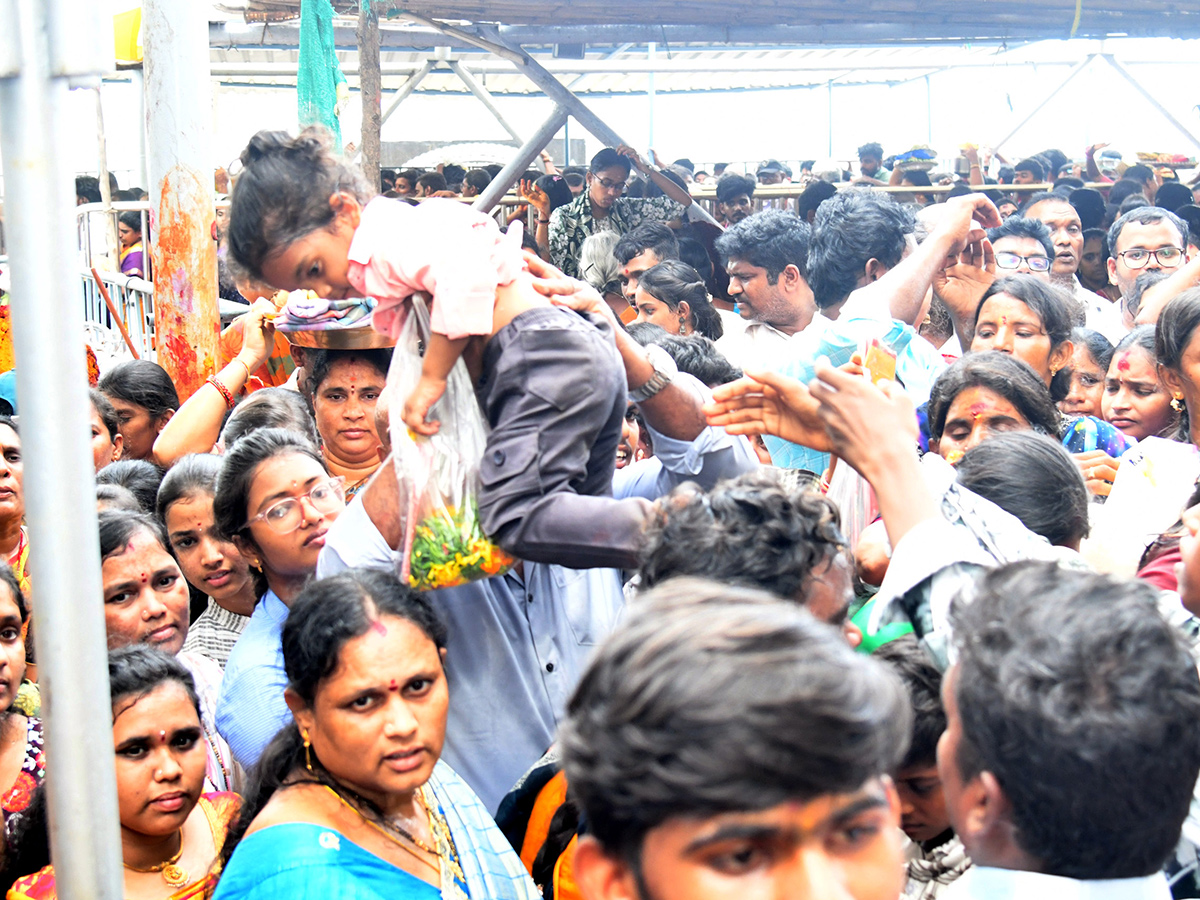Vijayawada Grandeur Ashadam Sare At Indrakeeladri Temple5