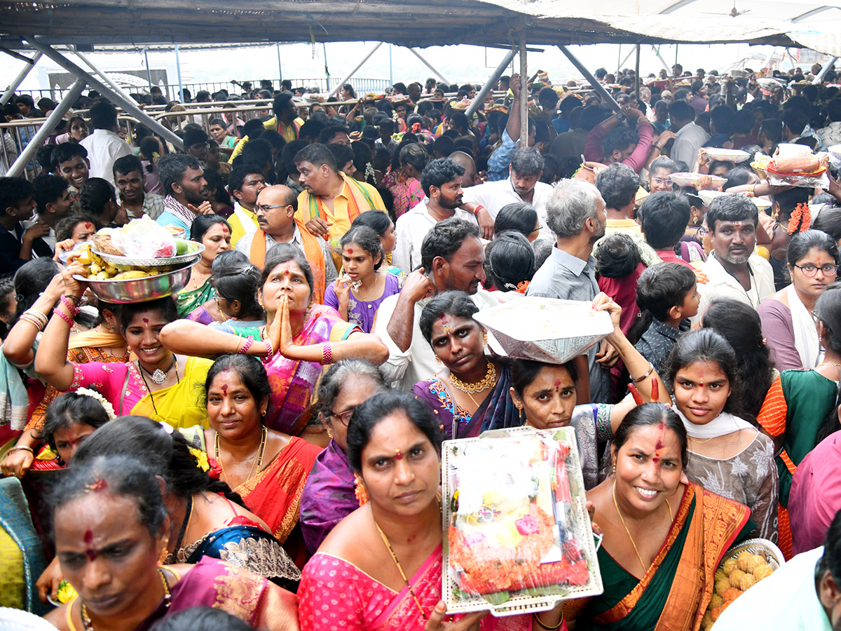 Vijayawada Grandeur Ashadam Sare At Indrakeeladri Temple6