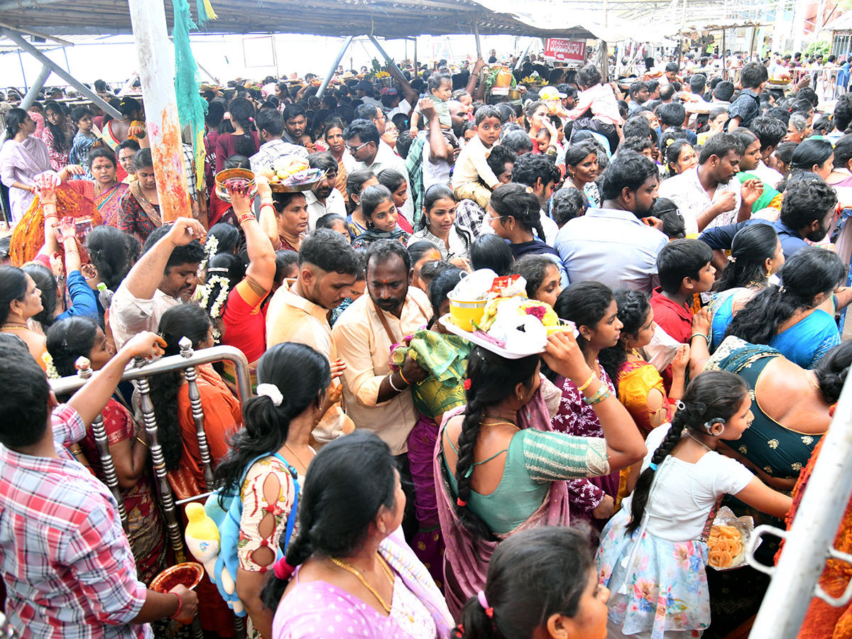 Vijayawada Grandeur Ashadam Sare At Indrakeeladri Temple8