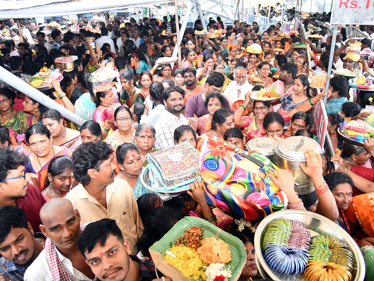 Vijayawada Grandeur Ashadam Sare At Indrakeeladri Temple9