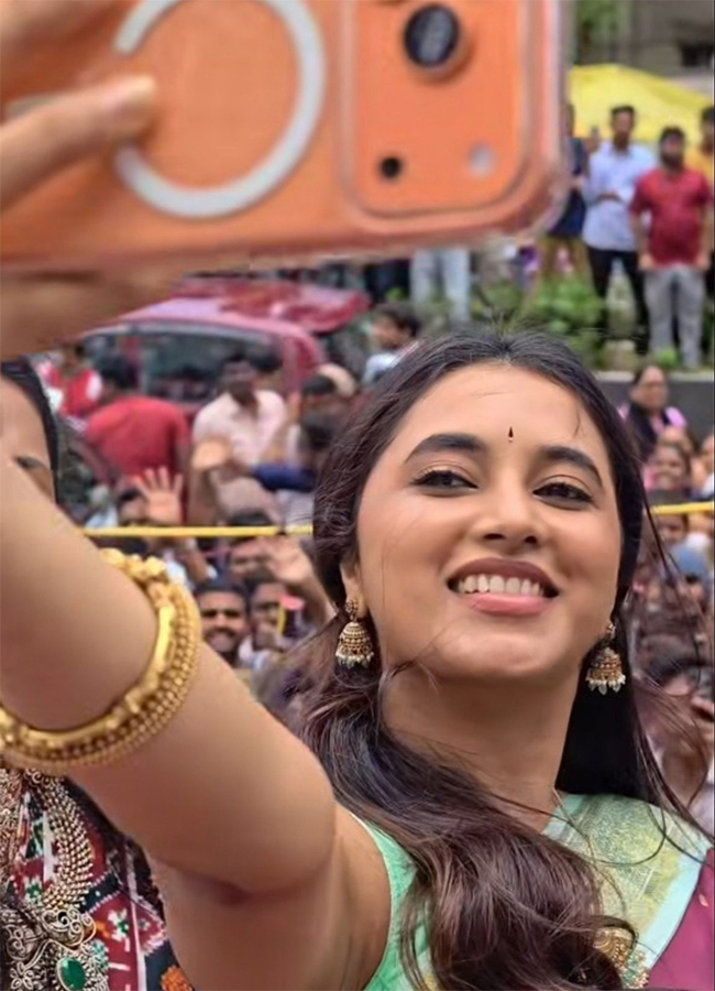 Actress Priyanka Mohan Fashion Mall Grand Opening At ECIL9