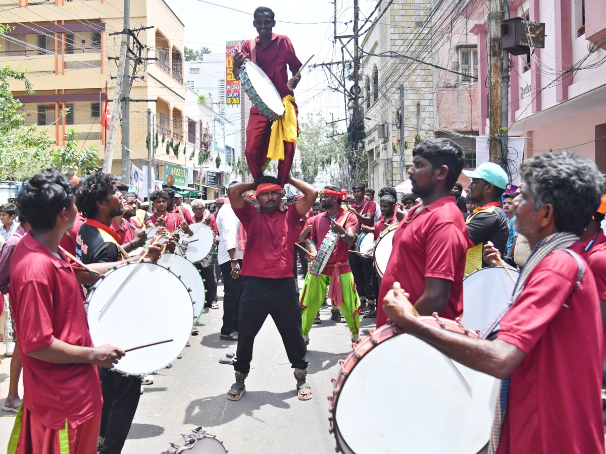 Devotees from Telangana offer Bonalu To Goddess Kanaka Durga In Vijayawada Photos19