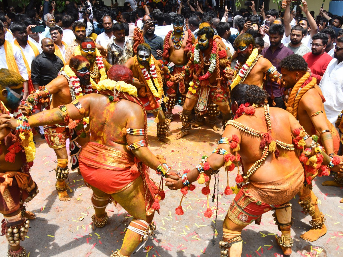 Devotees from Telangana offer Bonalu To Goddess Kanaka Durga In Vijayawada Photos21