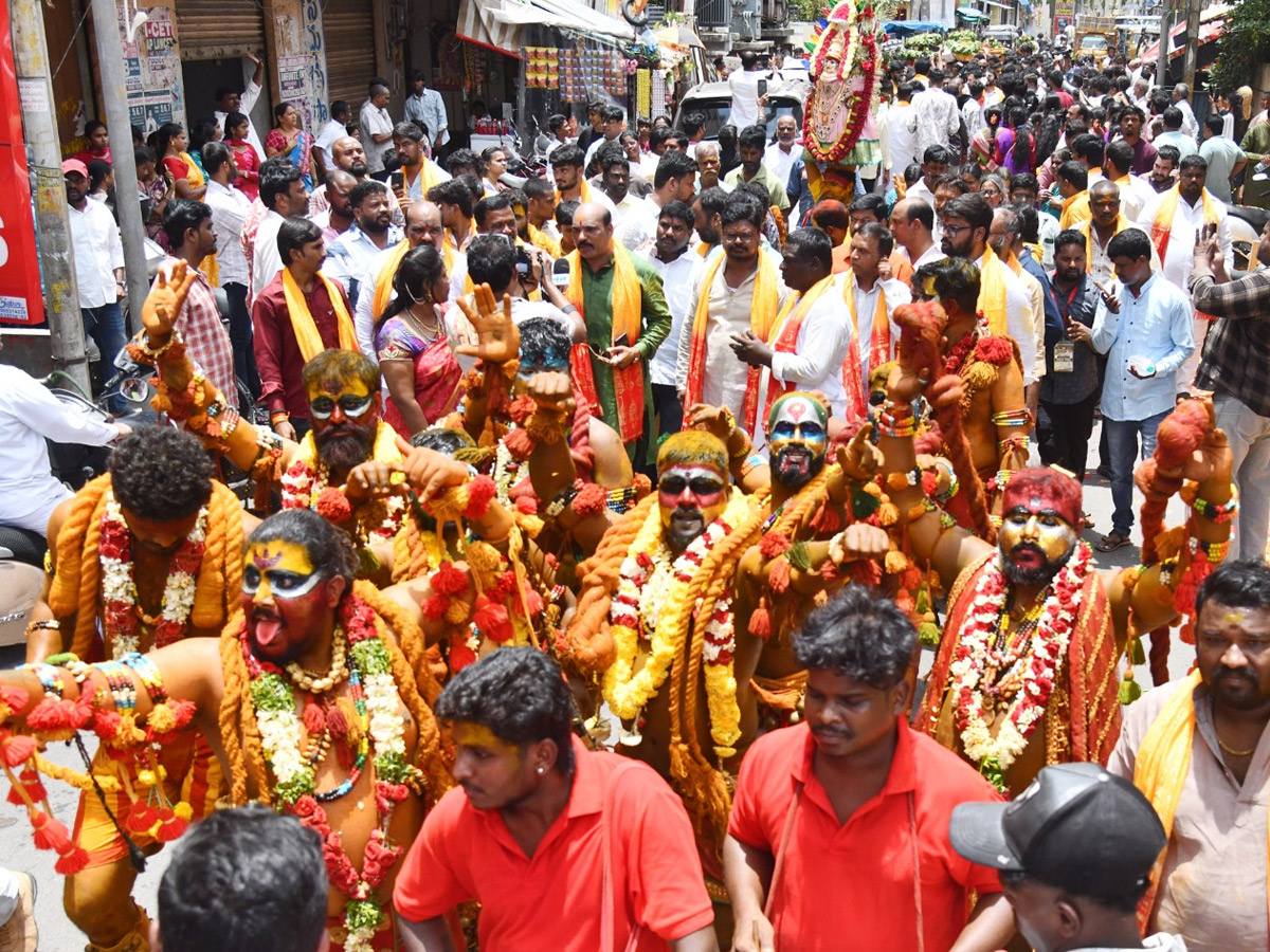 Devotees from Telangana offer Bonalu To Goddess Kanaka Durga In Vijayawada Photos4