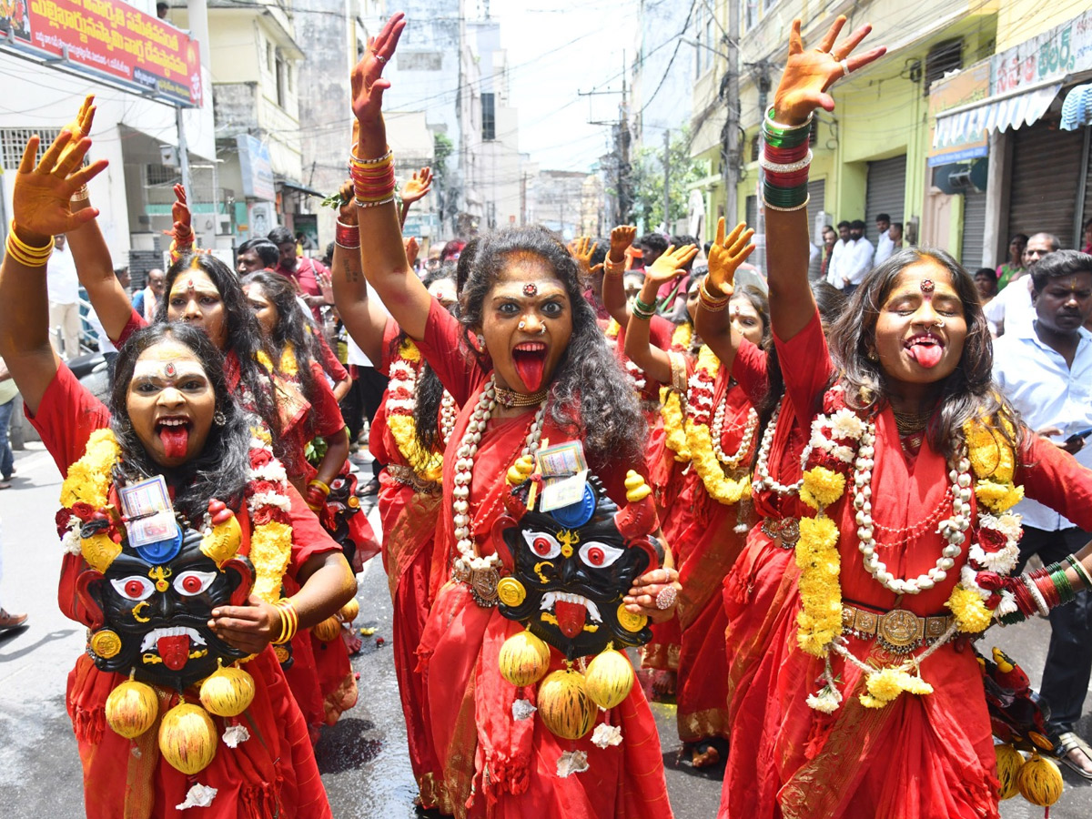 Devotees from Telangana offer Bonalu To Goddess Kanaka Durga In Vijayawada Photos6