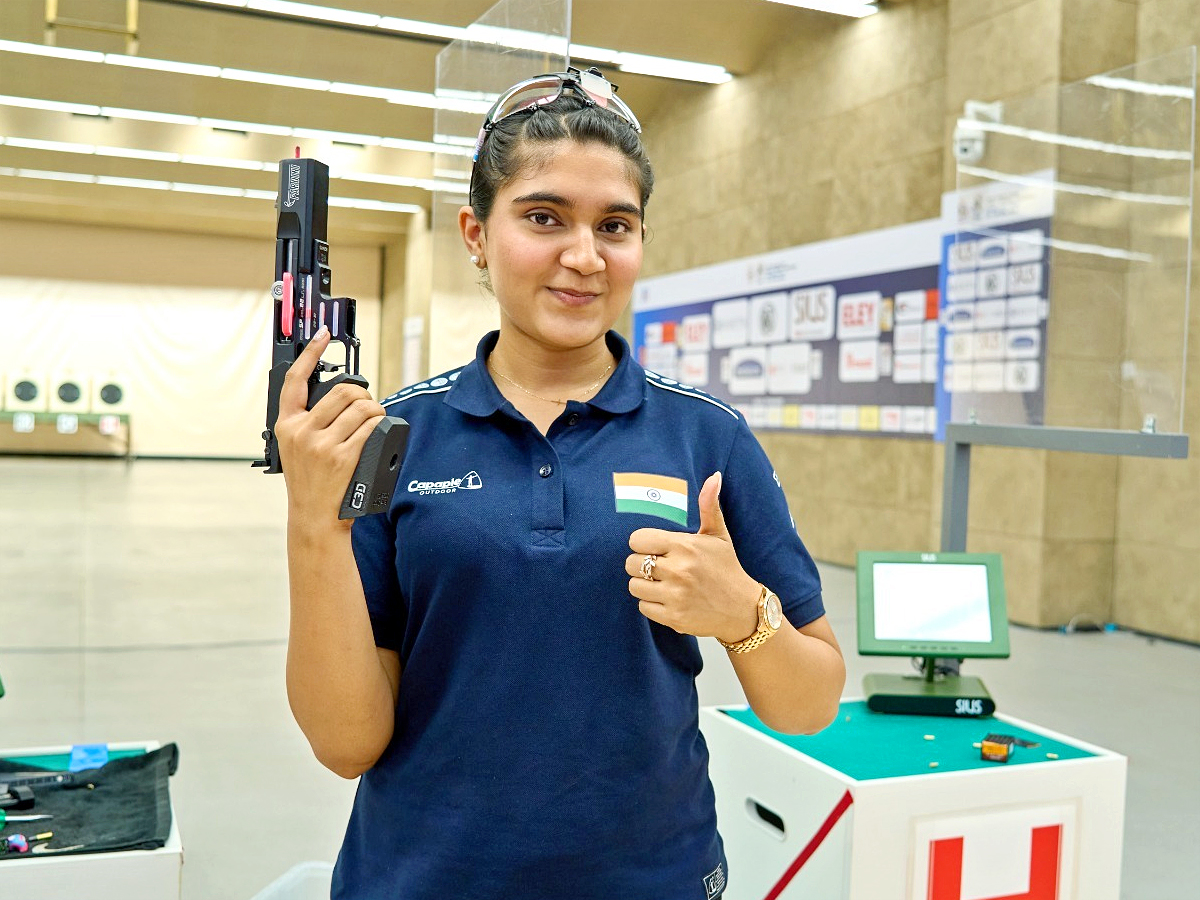 In Esha Singh wins Gold Medal In The Womens 25m Pistol Final Photos2