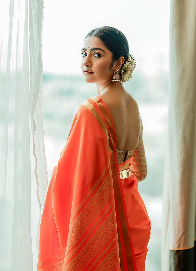 Rukmini Stuns in a Vaddanam and Jasmine Flowers Photos2