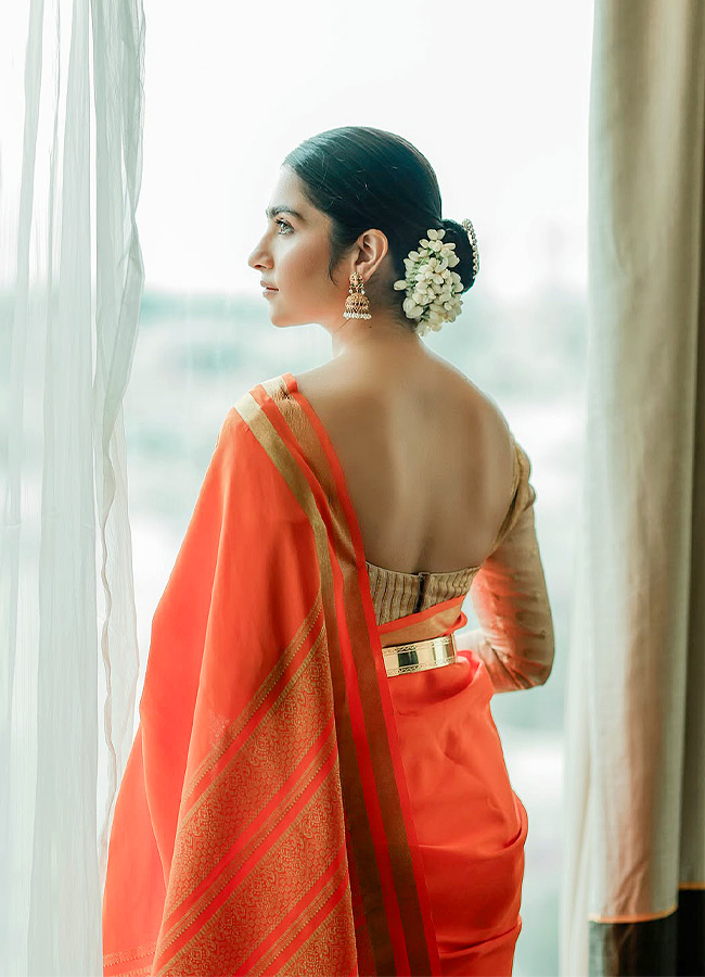 Rukmini Stuns in a Vaddanam and Jasmine Flowers Photos6