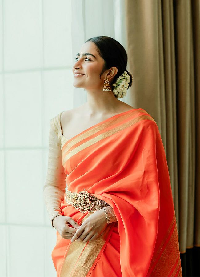 Rukmini Stuns in a Vaddanam and Jasmine Flowers Photos7