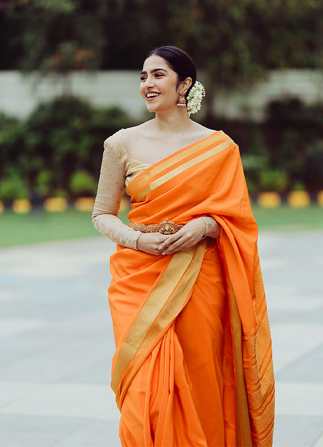 Rukmini Stuns in a Vaddanam and Jasmine Flowers Photos9
