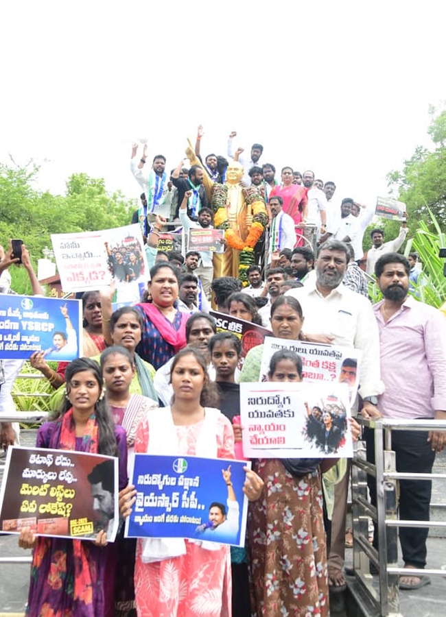 YSRCP Protest Against DSC Scam HD Photos27