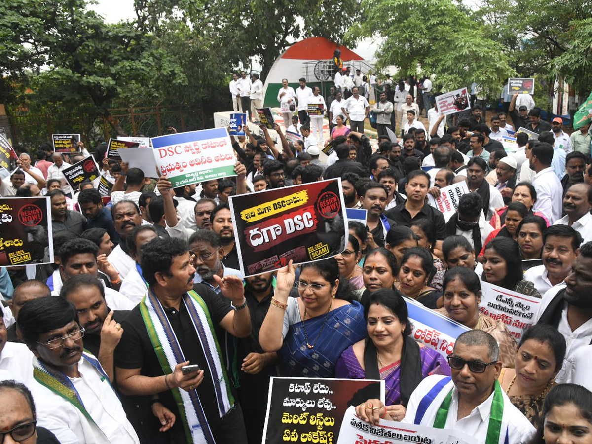 YSRCP Protest Against DSC Scam HD Photos29