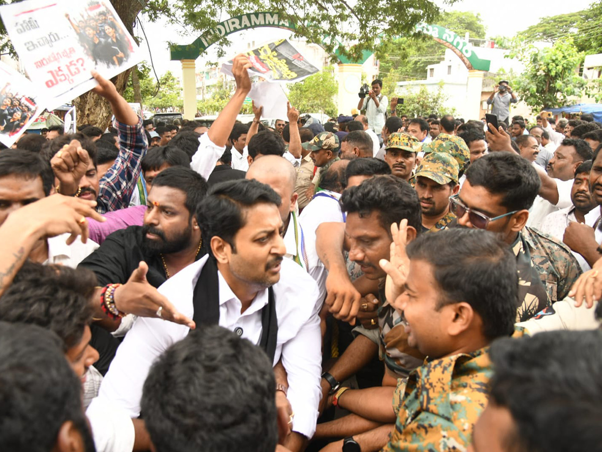 YSRCP Protest Against DSC Scam HD Photos30