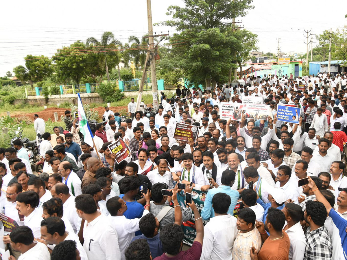 YSRCP Protest Against DSC Scam HD Photos31