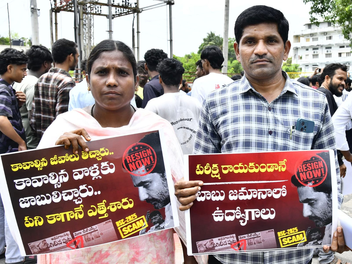 YSRCP Protest Against DSC Scam HD Photos35