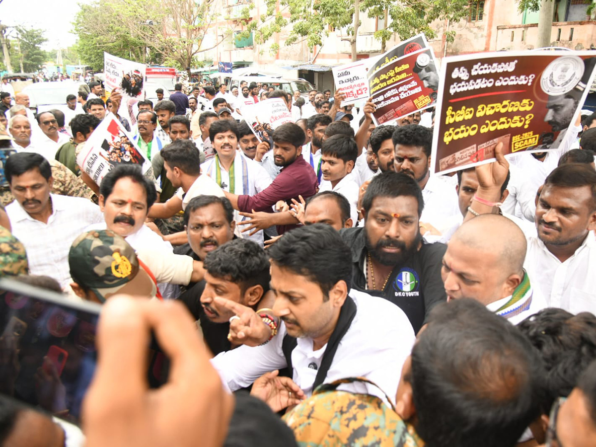 YSRCP Protest Against DSC Scam HD Photos5