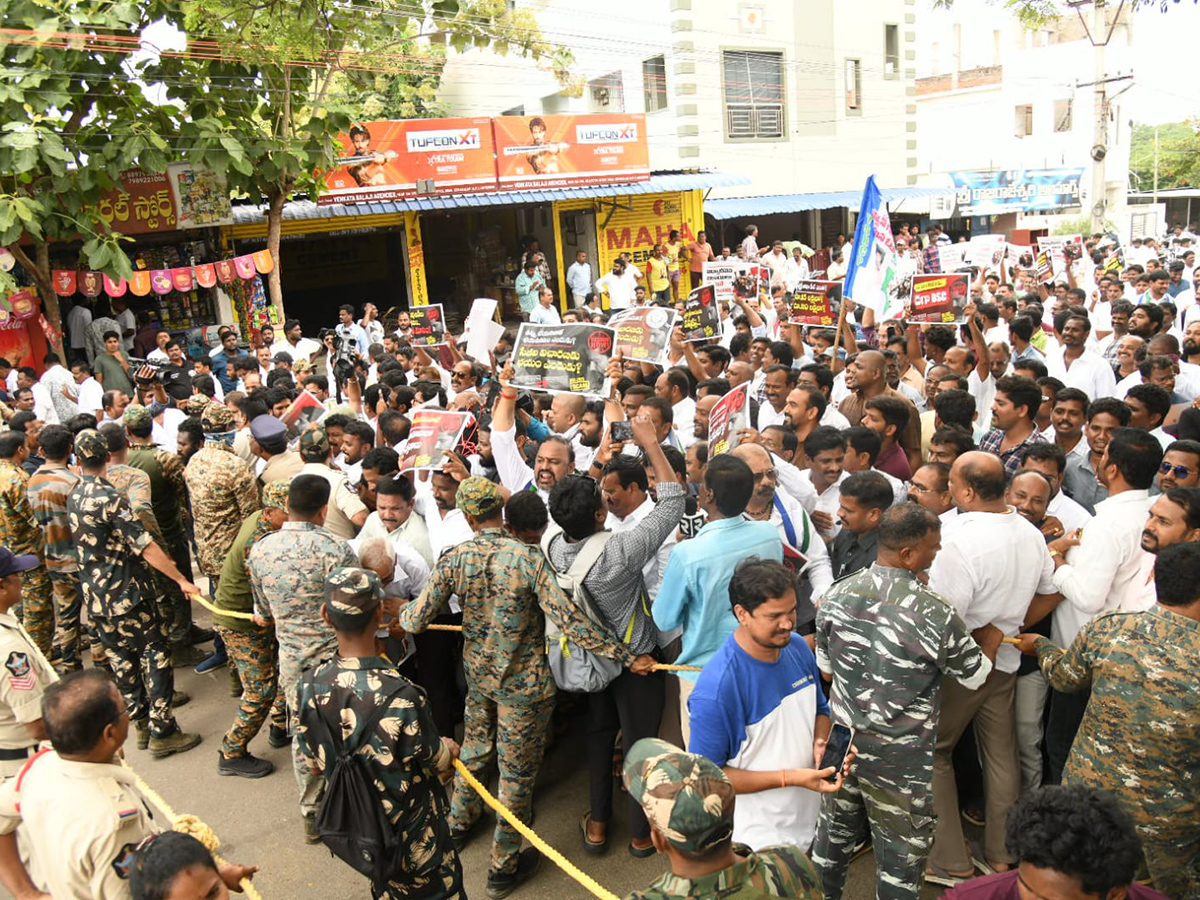 YSRCP Protest Against DSC Scam HD Photos6