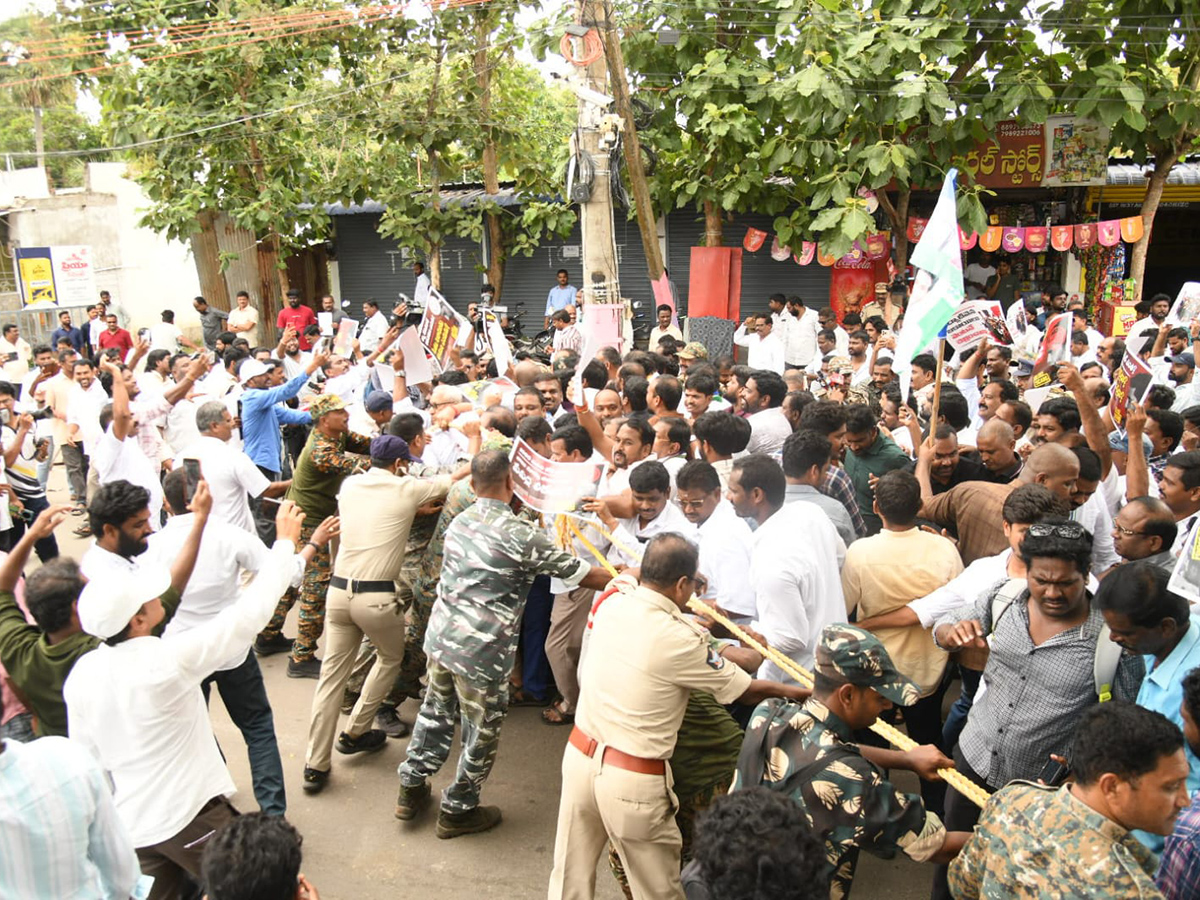 YSRCP Protest Against DSC Scam HD Photos9