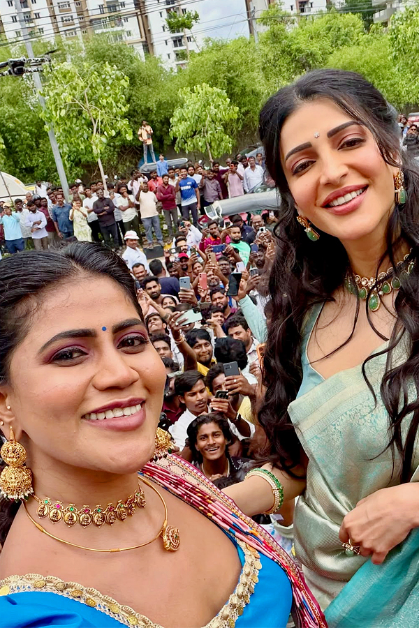 Shopping Mall Grand Opening By Actress Shruti Haasan At Nallagandla Photos2
