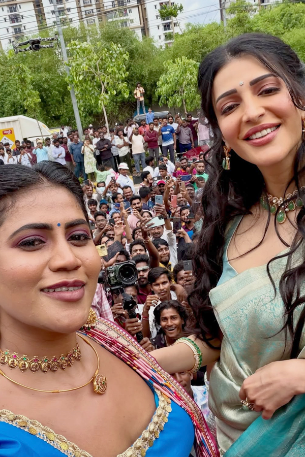 Shopping Mall Grand Opening By Actress Shruti Haasan At Nallagandla Photos3