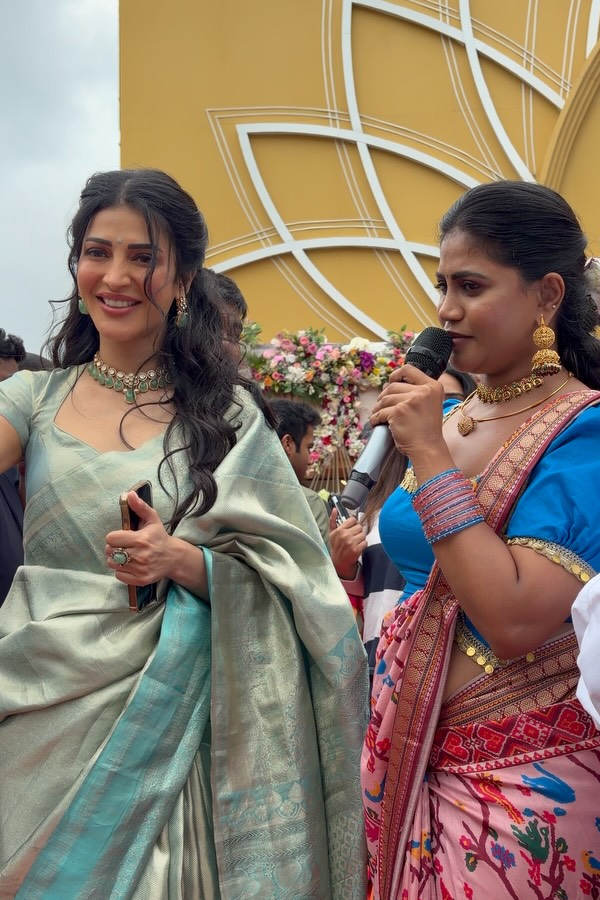Shopping Mall Grand Opening By Actress Shruti Haasan At Nallagandla Photos4