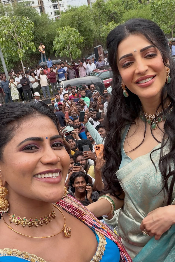 Shopping Mall Grand Opening By Actress Shruti Haasan At Nallagandla Photos5