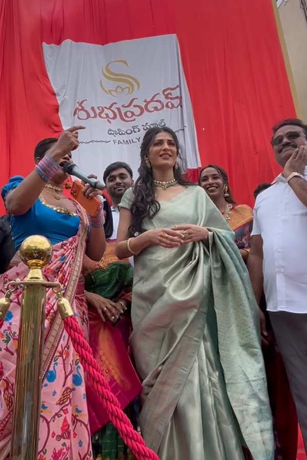 Shopping Mall Grand Opening By Actress Shruti Haasan At Nallagandla Photos6