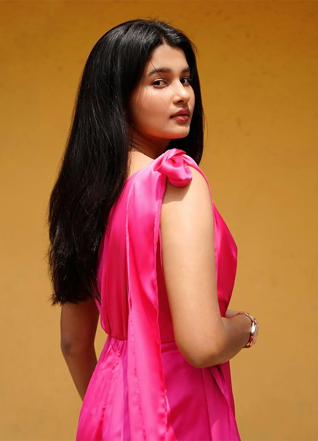 Actress Yuvina Parthavi In Aadarsha Kutumbam Movie13