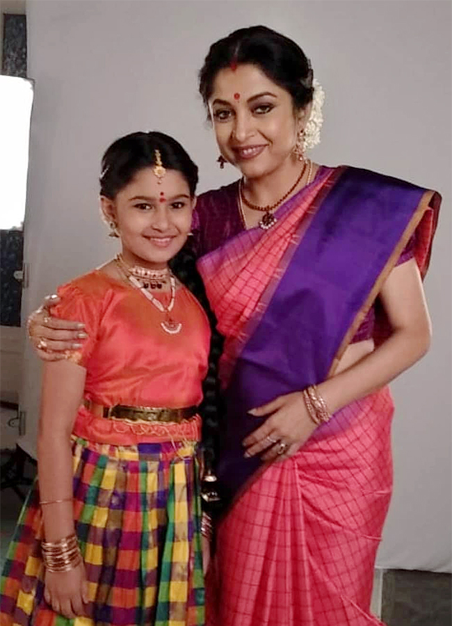 Actress Yuvina Parthavi In Aadarsha Kutumbam Movie16