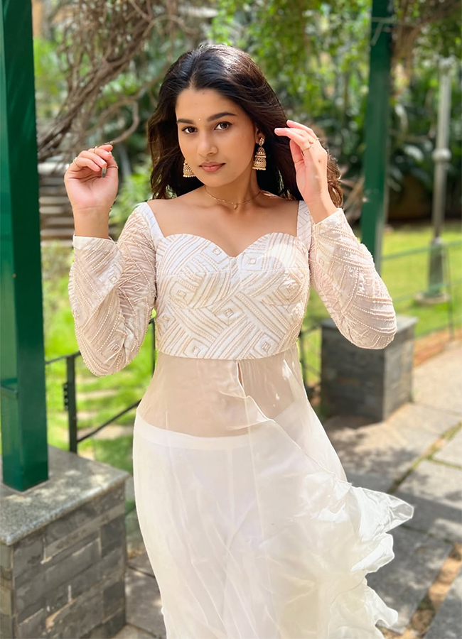 Actress Yuvina Parthavi In Aadarsha Kutumbam Movie2