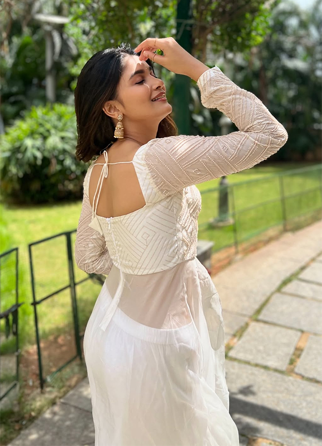 Actress Yuvina Parthavi In Aadarsha Kutumbam Movie3