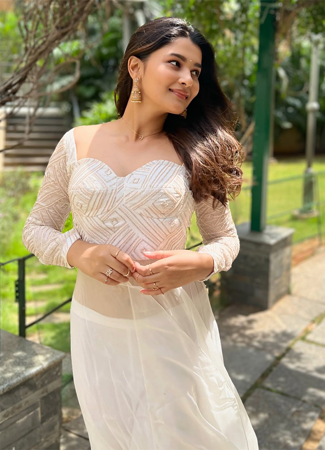 Actress Yuvina Parthavi In Aadarsha Kutumbam Movie4