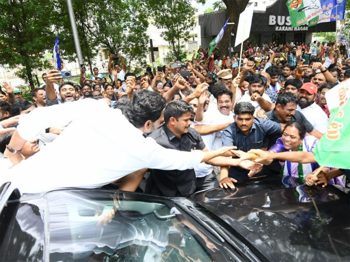 Massive Public Support for YS Jagan Srikakulam Tour HD Photos15