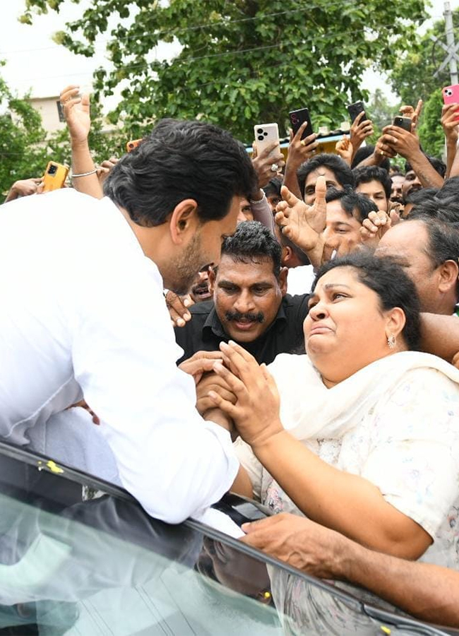 Massive Public Support for YS Jagan Srikakulam Tour HD Photos4