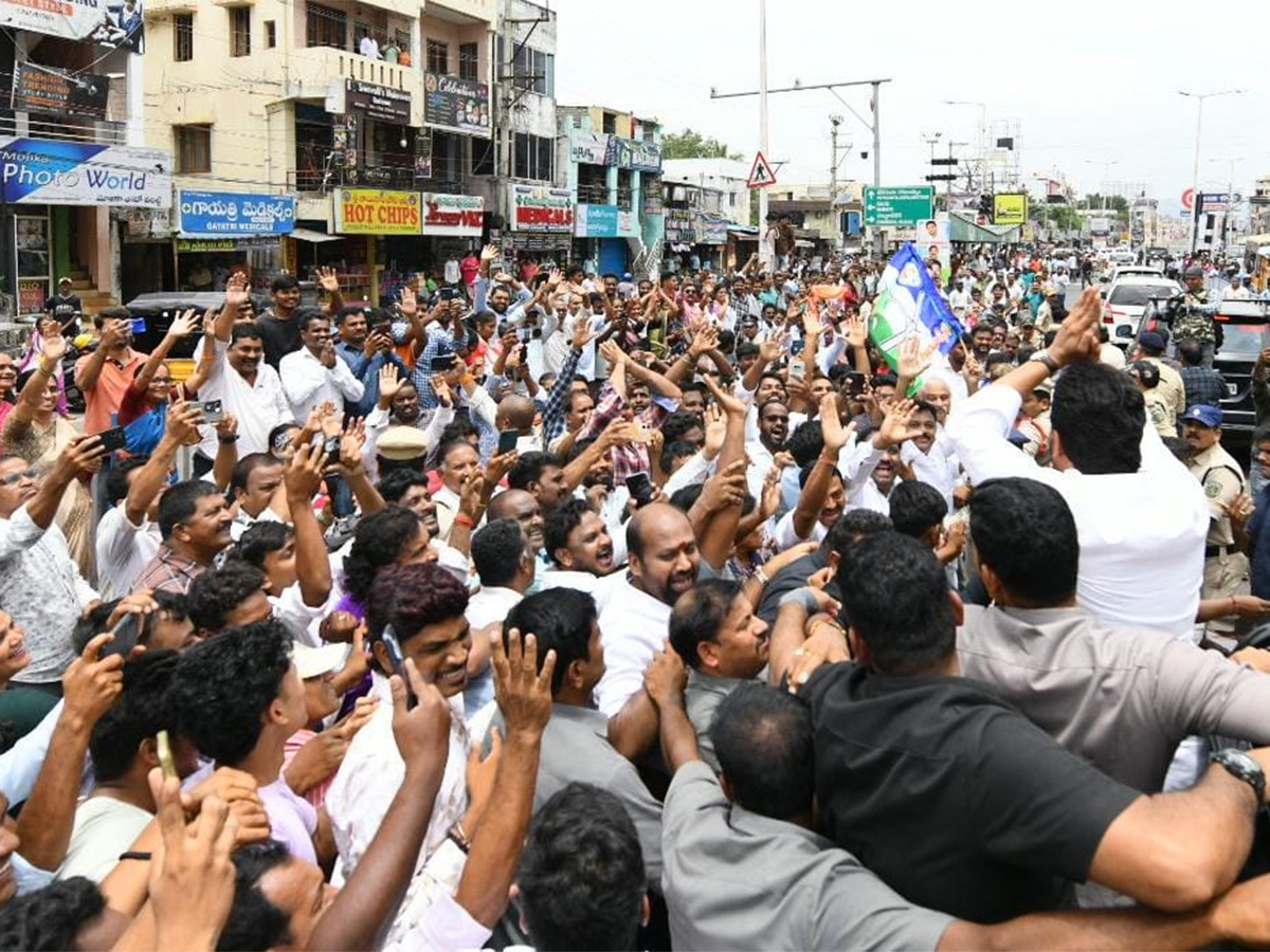 Massive Public Support for YS Jagan Srikakulam Tour HD Photos6