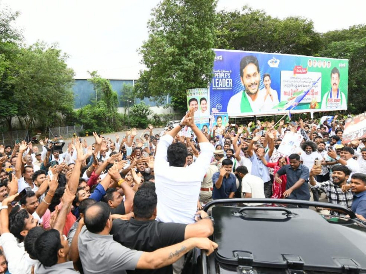 Massive Public Support for YS Jagan Srikakulam Tour HD Photos8