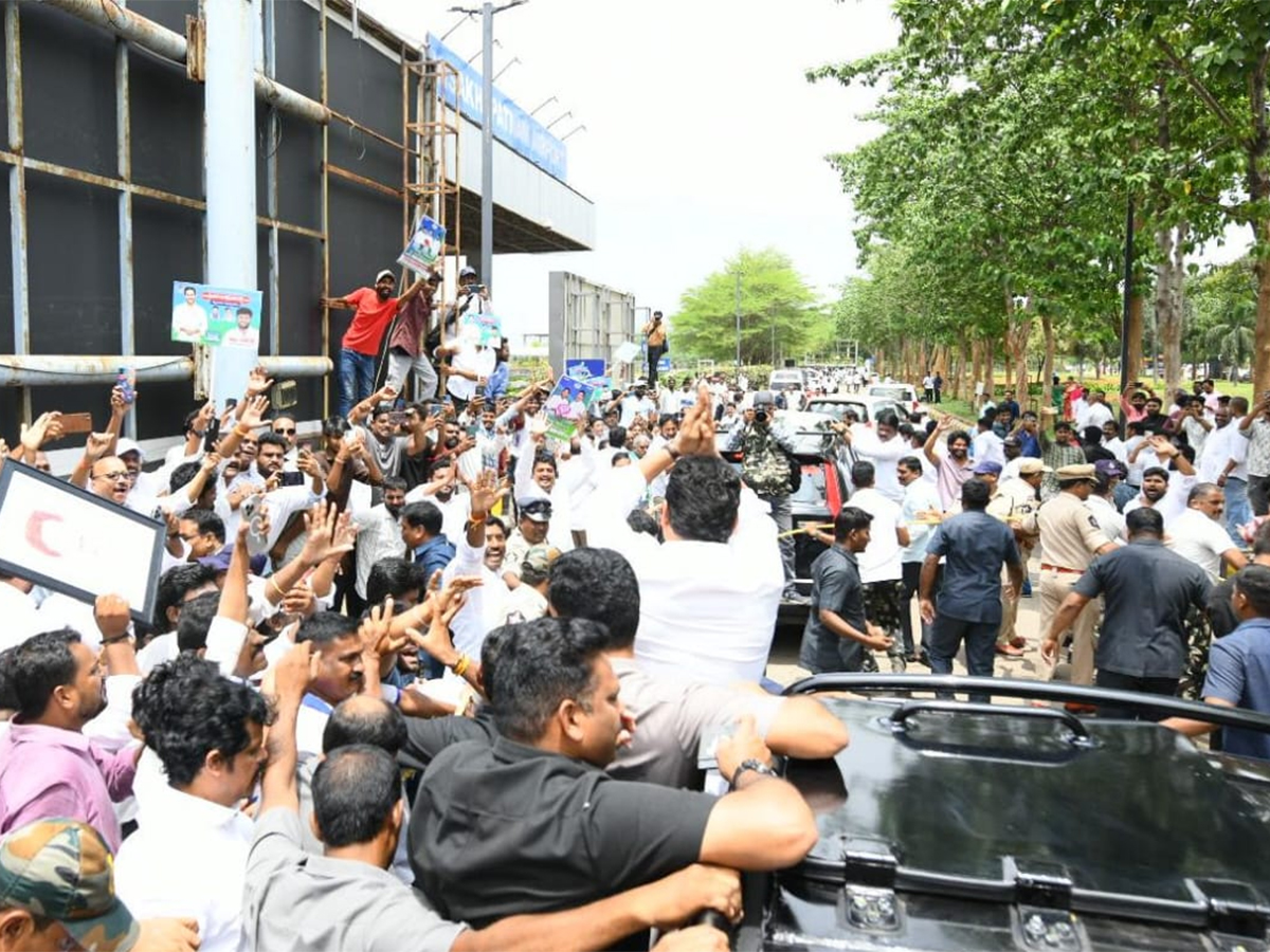 Massive Public Support for YS Jagan Srikakulam Tour HD Photos9