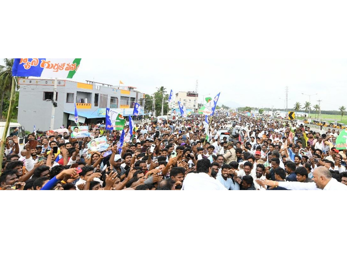 Massive Public Support for YS Jagan Srikakulam Tour HD Photos21