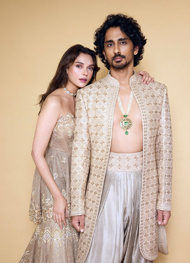 Adorable Celebrity Couple in Matching Outfits Photos2