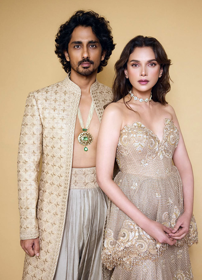 Adorable Celebrity Couple in Matching Outfits Photos3
