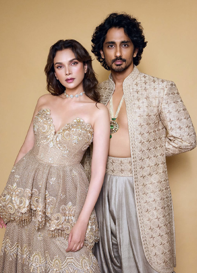 Adorable Celebrity Couple in Matching Outfits Photos4