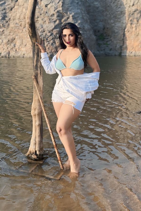 TV Actors Priyanka Jain And Shiva Kumar enjoying vacation in Beach Photos11