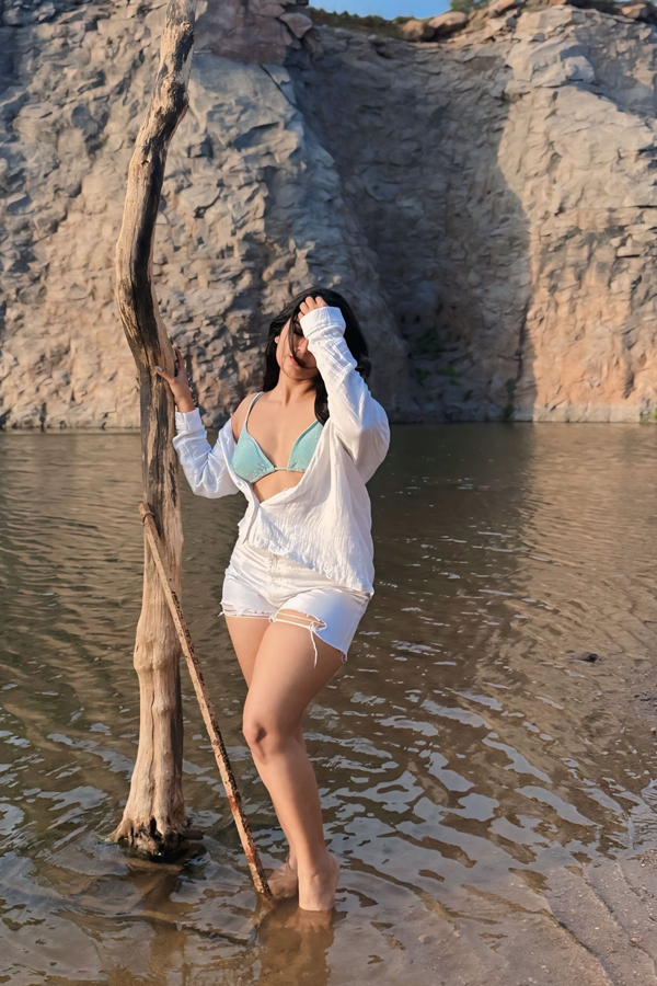 TV Actors Priyanka Jain And Shiva Kumar enjoying vacation in Beach Photos12