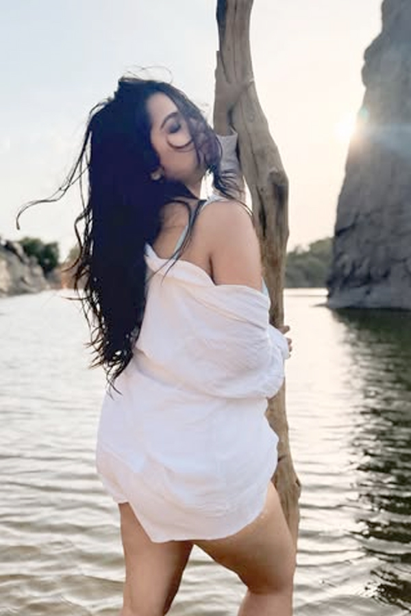 TV Actors Priyanka Jain And Shiva Kumar enjoying vacation in Beach Photos3