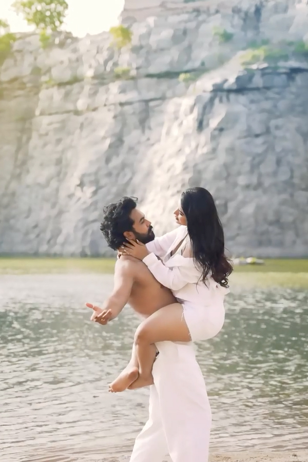 TV Actors Priyanka Jain And Shiva Kumar enjoying vacation in Beach Photos4