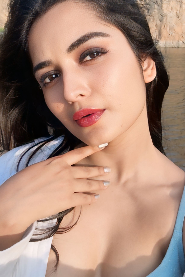 TV Actors Priyanka Jain And Shiva Kumar enjoying vacation in Beach Photos8